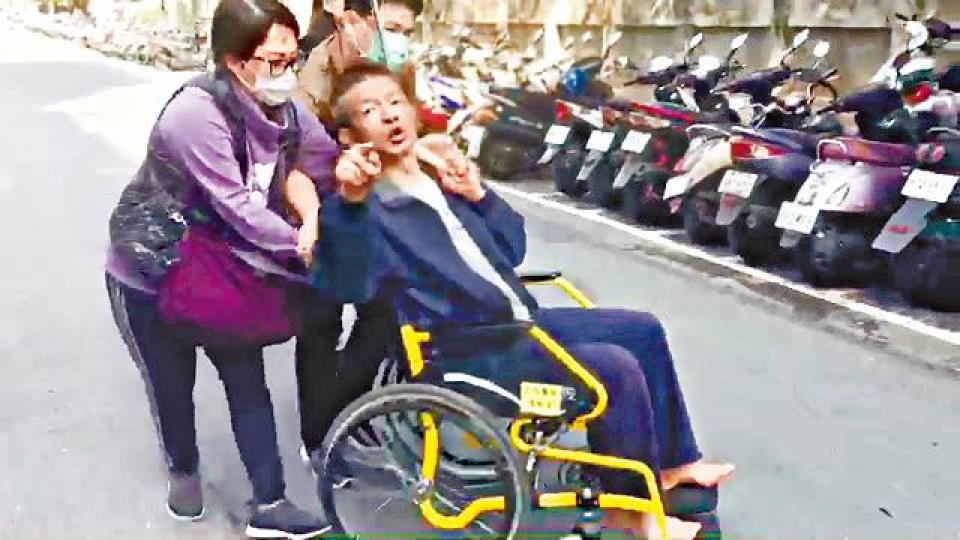 ■陳世憲吞藥自殺被送院急救。台灣《蘋果日報》■港註冊船隻「方向永嘉號」被南韓扣押。資料圖片 ■陳世憲吞藥自殺被送院急救。台灣《蘋果日報》■港註冊船隻「方向永嘉號」被南韓扣押。資料圖片