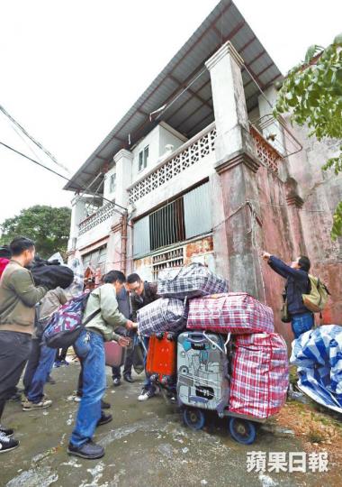 ■執達主任完成收樓,租客堅持到最後一刻無奈遷出。 ■執達主任完成收樓,租客堅持到最後一刻無奈遷出。