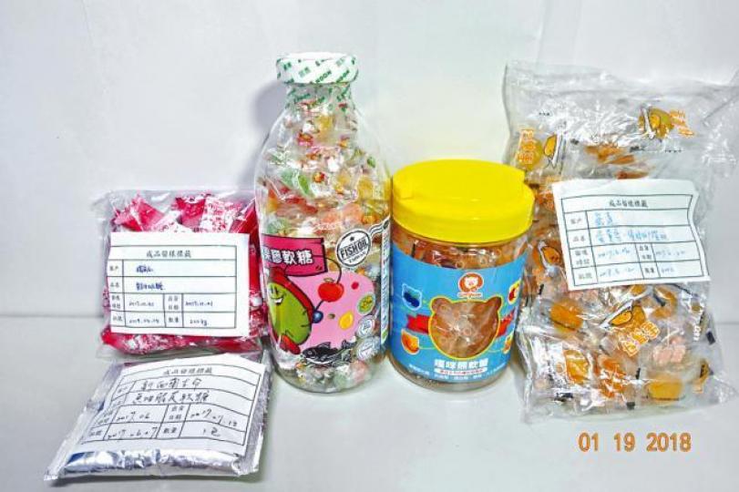 ■台中市食藥處發現過期原料分別製成的9款糖果已流出市面。■糖果代工廠「宜農」的過期原料遭台中市衞生局封存。台灣《蘋果日報》圖片■本港食安中心籲不要食用一款名為「卡怡可斯」的兒童鈣DHA脆皮軟糖。 ■台中市食藥處發現過期原料分別製成的9款糖果已流出市面。■糖果代工廠「宜農」的過期原料遭台中市衞生局封存。台灣《蘋果日報》圖片■本港食安中心籲不要食用一款名為「卡怡可斯」的兒童鈣DHA脆皮軟糖。