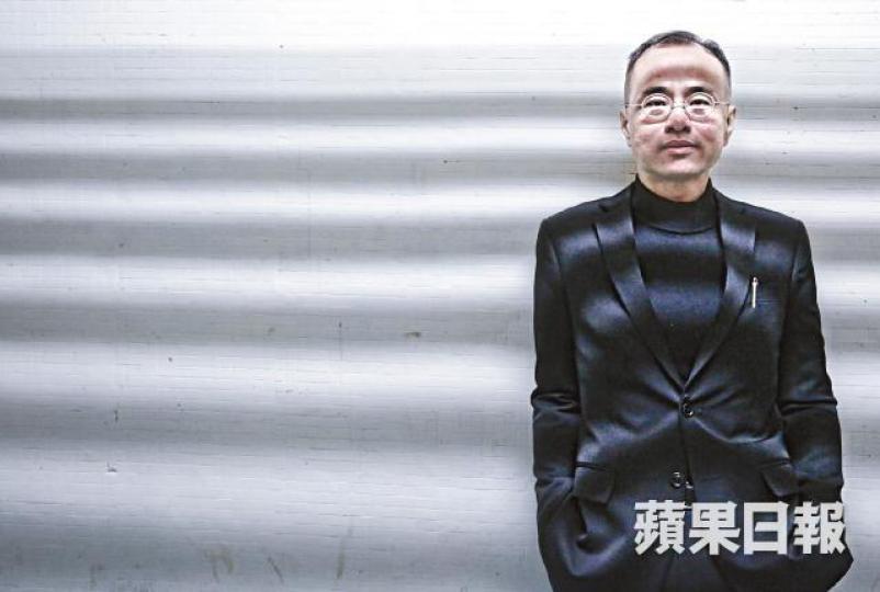 張經緯經常提醒自己是導演不是上帝,不需作道德判官。《藍天白雲》中,兩小無猜手裏拿着兩袋「生命麵包」,他們也拿走了兩個人的生命,合力殺死女方親生父母。張經緯說,他拍劇情片時有人說有濃濃紀錄片色彩,當初拍紀錄片時,大家又覺得張氏紀錄片充斥電影感。在現實和電影中,皮帶是殺人凶器,更是男權物化的象徵,電影宣傳時適逢張經緯(右四)生日,劇組送他「殺人皮帶」作禮。張經緯自言愛以潮流貼地的方法,追蹤社會話題,《一國雙城》探討中港關係。2008年,張的紀錄長片《歌舞昇平》,拍出窮人的悲慘世界。張經緯形容《少年滋 張經緯經常提醒自己是導演不是上帝,不需作道德判官。《藍天白雲》中,兩小無猜手裏拿着兩袋「生命麵包」,他們也拿走了兩個人的生命,合力殺死女方親生父母。張經緯說,他拍劇情片時有人說有濃濃紀錄片色彩,當初拍紀錄片時,大家又覺得張氏紀錄片充斥電影感。在現實和電影中,皮帶是殺人凶器,更是男權物化的象徵,電影宣傳時適逢張經緯(右四)生日,劇組送他「殺人皮帶」作禮。張經緯自言愛以潮流貼地的方法,追蹤社會話題,《一國雙城》探討中港關係。2008年,張的紀錄長片《歌舞昇平》,拍出窮人的悲慘世界。張經緯形容《少年滋