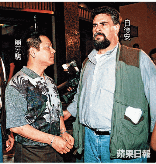 ■1998年,白德安親手拘捕黑幫頭目崩牙駒,平定澳門治安。資料圖片■白德安的座駕曾遭炸毀,幸因當時外出跑步避過一劫。資料圖片 ■1998年,白德安親手拘捕黑幫頭目崩牙駒,平定澳門治安。資料圖片■白德安的座駕曾遭炸毀,幸因當時外出跑步避過一劫。資料圖片