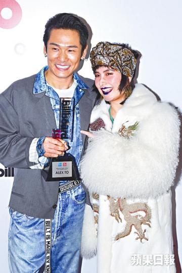 ■杜德偉工作中仍掛念妻兒,超儀就表示稍後會到冰島拍片。 ■杜德偉工作中仍掛念妻兒,超儀就表示稍後會到冰島拍片。