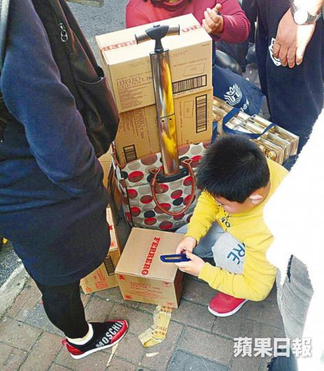 【上水】■有內地客一口氣購買40盒金莎,稱用來送給客戶。潘柏林攝 【上水】■有內地客一口氣購買40盒金莎,稱用來送給客戶。潘柏林攝