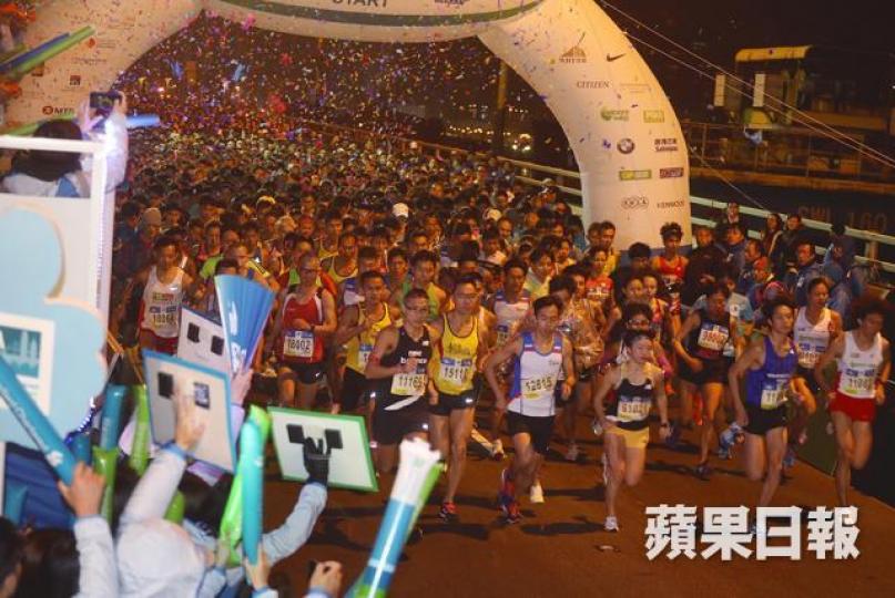 ■香港渣打馬拉松今日開跑,東區走廊等主要幹道需短暫封閉;圖為去年渣馬起步情況。資料圖片 ■香港渣打馬拉松今日開跑,東區走廊等主要幹道需短暫封閉;圖為去年渣馬起步情況。資料圖片