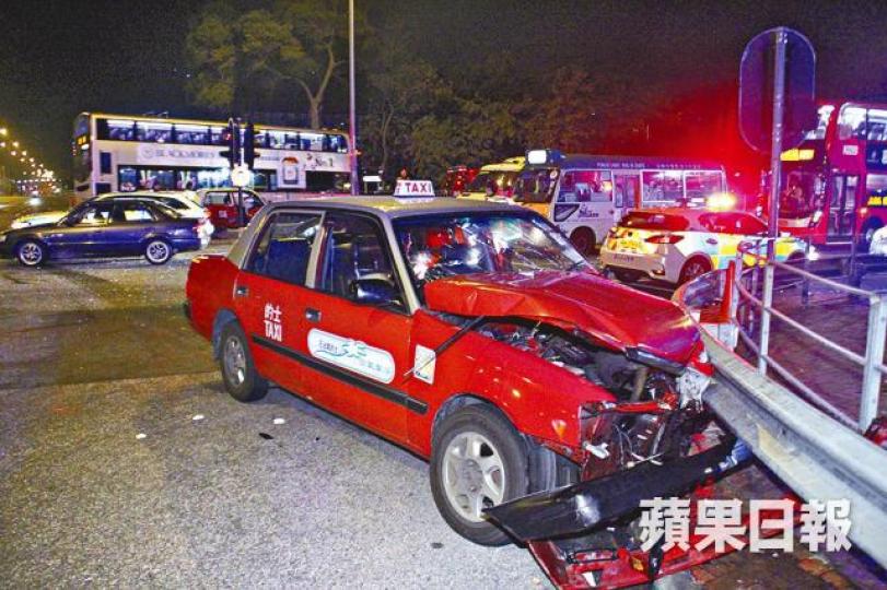 ■其中一輛的士失控撞欄,車頭嚴重損毀。 ■其中一輛的士失控撞欄,車頭嚴重損毀。