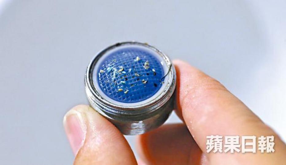 ■紅磡邨有居民清潔水龍頭隔篩時,發現內有不明藍、綠、白色顆粒。王心義攝■羅婆婆憂不明顆粒會影響健康。■顆粒只要用力擠壓會變成粉末。 ■紅磡邨有居民清潔水龍頭隔篩時,發現內有不明藍、綠、白色顆粒。王心義攝■羅婆婆憂不明顆粒會影響健康。■顆粒只要用力擠壓會變成粉末。