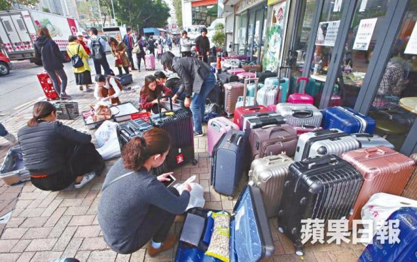 【上水】■上水符興街一帶昨有大批內地客掃年貨,霸路執篋阻塞通道。黎樹雄攝 【上水】■上水符興街一帶昨有大批內地客掃年貨,霸路執篋阻塞通道。黎樹雄攝