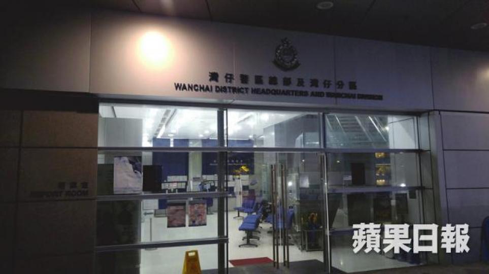 ■遭騙去1.8萬的港大印度女生日前到灣仔警署報案。 ■遭騙去1.8萬的港大印度女生日前到灣仔警署報案。