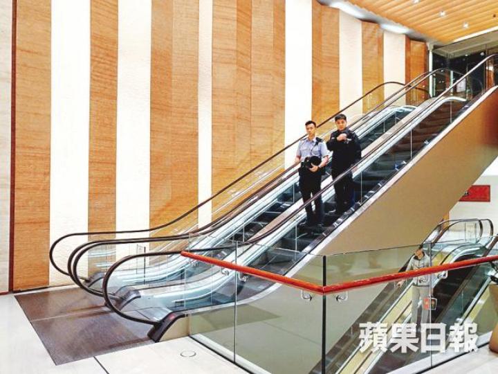 ■警員昨到遇竊的唐人館調查後離開。 ■警員昨到遇竊的唐人館調查後離開。
