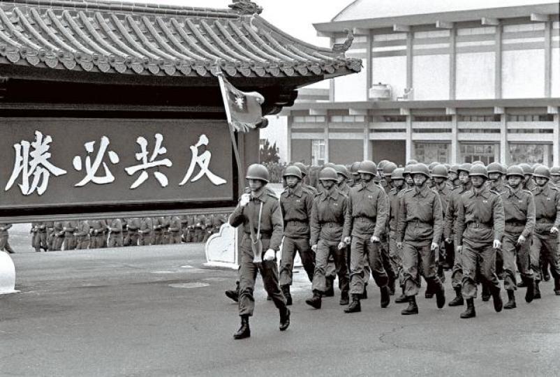 ■杭大鵬鏡頭下的成功嶺學生部隊,走過「反共必勝」標語。■左起:張良一、杭大鵬及田裕華,藉攝影記錄台軍點滴。何家達攝 ■杭大鵬鏡頭下的成功嶺學生部隊,走過「反共必勝」標語。■左起:張良一、杭大鵬及田裕華,藉攝影記錄台軍點滴。何家達攝