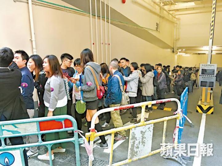 ■津匯昨睇樓人龍打蛇餅至項目的地庫停車場。葉煜燊攝■睇樓客譚女士憂樓價屢創新高,或重現97年爆煲的情況。 ■津匯昨睇樓人龍打蛇餅至項目的地庫停車場。葉煜燊攝■睇樓客譚女士憂樓價屢創新高,或重現97年爆煲的情況。