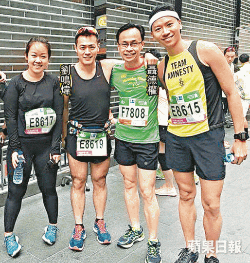 ■聶德權及劉鳴煒亦有參賽,兩人賽後一同合照。■周庭昨日持手鈴到場,為參賽者打氣。謝榮耀攝 ■聶德權及劉鳴煒亦有參賽,兩人賽後一同合照。■周庭昨日持手鈴到場,為參賽者打氣。謝榮耀攝