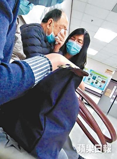 ■姓李危殆跑手的父親昨在醫院守候期間傷心落淚,親友在旁安慰。 ■姓李危殆跑手的父親昨在醫院守候期間傷心落淚,親友在旁安慰。
