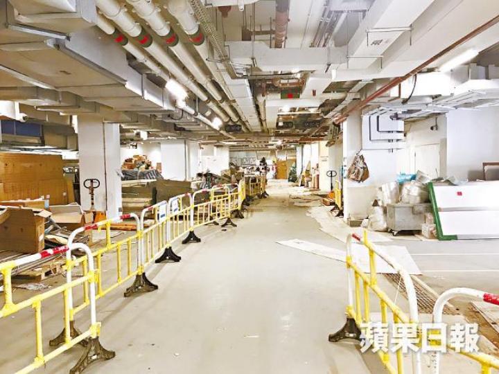 ■地下停車場擺滿工程物料，無法泊車。于健民攝