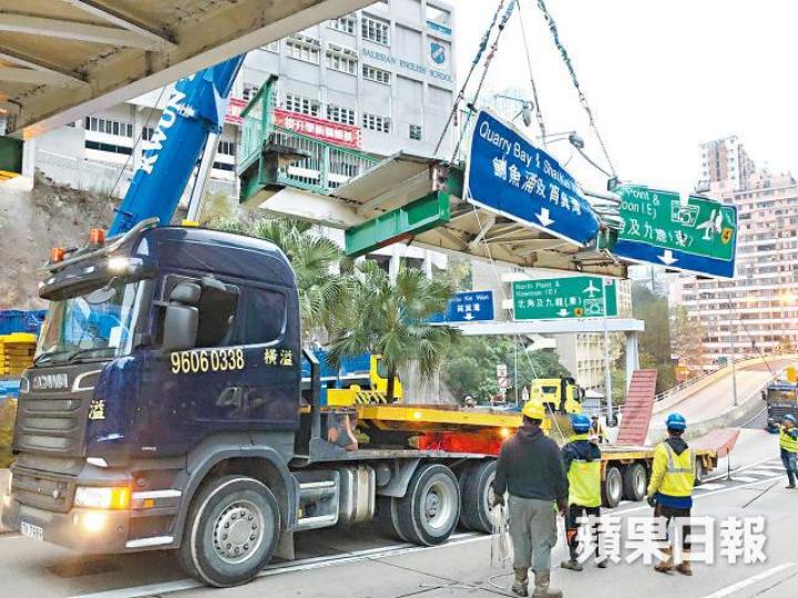 ■路政署昨早清拆並運走受損天橋。鄭文輝攝■意外中撞爆鼻骨的吊臂車司機向受影響市民致歉。