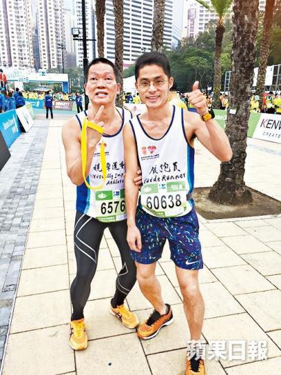 ■視障人士何永康(左)和領跑員梁卓力(右)鼓勵視障人士參加渣馬。 ■視障人士何永康(左)和領跑員梁卓力(右)鼓勵視障人士參加渣馬。