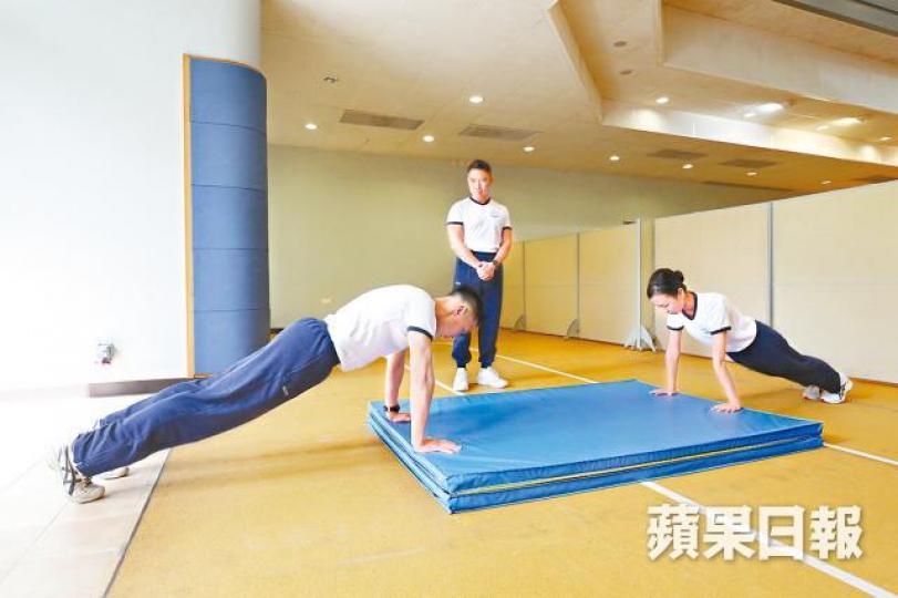 ■入境處日前邀請考生測試體能;圖為項目蹲撐立。 ■入境處日前邀請考生測試體能;圖為項目蹲撐立。