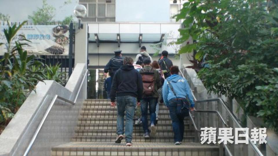 ■TF GYM受損失者昨午集體到警署報案。