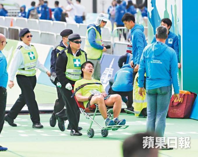 ■有選手在終點感到不適,需由醫護人員推離場。朱永倫攝 ■有選手在終點感到不適,需由醫護人員推離場。朱永倫攝