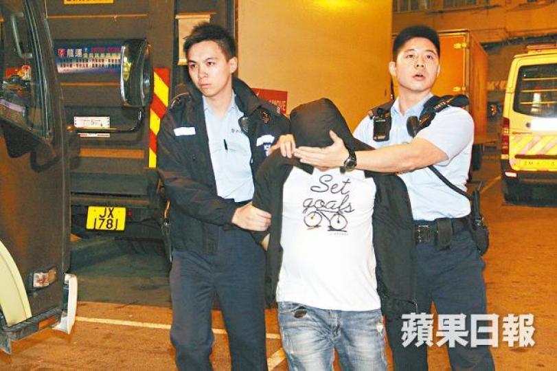 ■警員將涉毆鬥男子拘捕帶署。