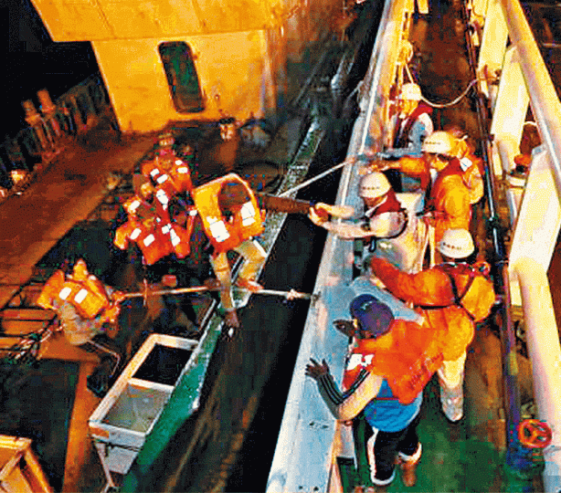 ■遭撞沉的漁船其中9人由內地救援船救起。互聯網 ■遭撞沉的漁船其中9人由內地救援船救起。互聯網