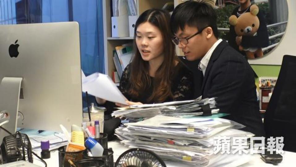 ■陳易希創業初期,整間公司只有他與其女朋友May兩個情侶檔拍住上。 ■陳易希創業初期,整間公司只有他與其女朋友May兩個情侶檔拍住上。