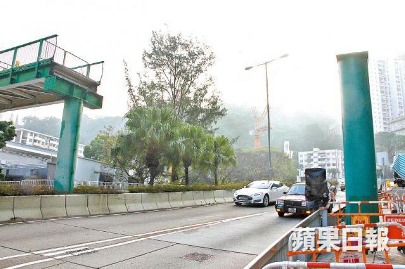 ■被吊臂車撞歪的天橋橋身已被拆卸。李家傑攝 ■被吊臂車撞歪的天橋橋身已被拆卸。李家傑攝