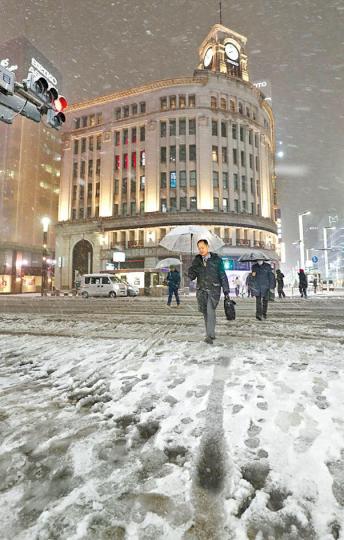 ■東京銀座昨晚遍地積雪。 互聯網■澀谷上班族在大雪中井然有序等車。 ■東京銀座昨晚遍地積雪。 互聯網■澀谷上班族在大雪中井然有序等車。