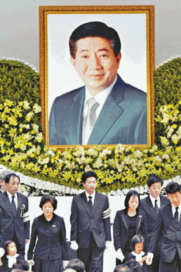 ■盧武鉉卸任後遭調查,2009年跳崖自殺。 ■盧武鉉卸任後遭調查,2009年跳崖自殺。