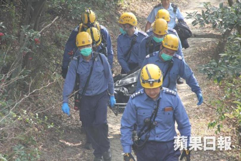 ■死者屍體被運下山。 ■死者屍體被運下山。