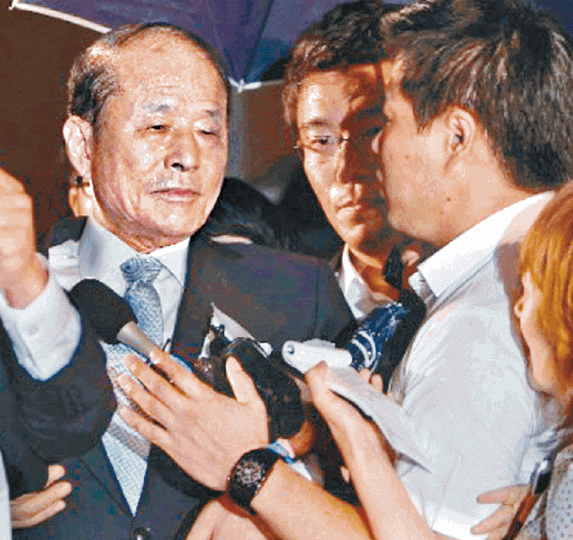 ■李相得(左)曾因收多間銀行賄款,2013年被判監。互聯網 ■李相得(左)曾因收多間銀行賄款,2013年被判監。互聯網