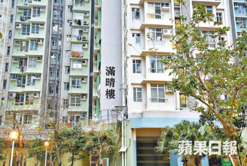 ■啟晴邨發生鉛水事件後,再有住戶發現水龍頭出現不明藍白色物質。 ■啟晴邨發生鉛水事件後,再有住戶發現水龍頭出現不明藍白色物質。