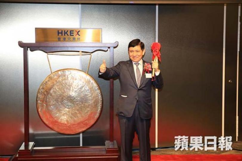 ■新地旗下新意網轉板,郭炳聯上台敲鑼。 晉平安攝 ■新地旗下新意網轉板,郭炳聯上台敲鑼。 晉平安攝