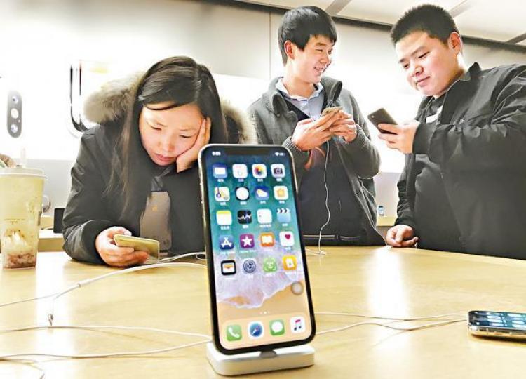 ■iPhone X出貨未如預期,年中更可能停產。資料圖片 ■iPhone X出貨未如預期,年中更可能停產。資料圖片