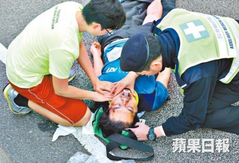 ■在50歲跑手暈倒等待救護車期間,醫療輔助隊稱一直有隊員為他急救。 ■在50歲跑手暈倒等待救護車期間,醫療輔助隊稱一直有隊員為他急救。