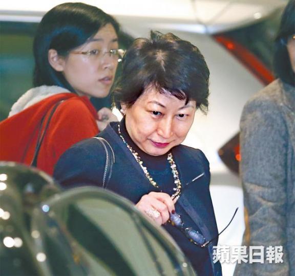 黎樹雄攝■鄭若驊丈夫潘樂陶代簽(下圖)的買賣合約附件列明買家知悉物業有未經政府批准的僭建、加建或改建,賣家不保證改動是否合法,而買家同意不作任何索償。 黎樹雄攝■鄭若驊丈夫潘樂陶代簽(下圖)的買賣合約附件列明買家知悉物業有未經政府批准的僭建、加建或改建,賣家不保證改動是否合法,而買家同意不作任何索償。
