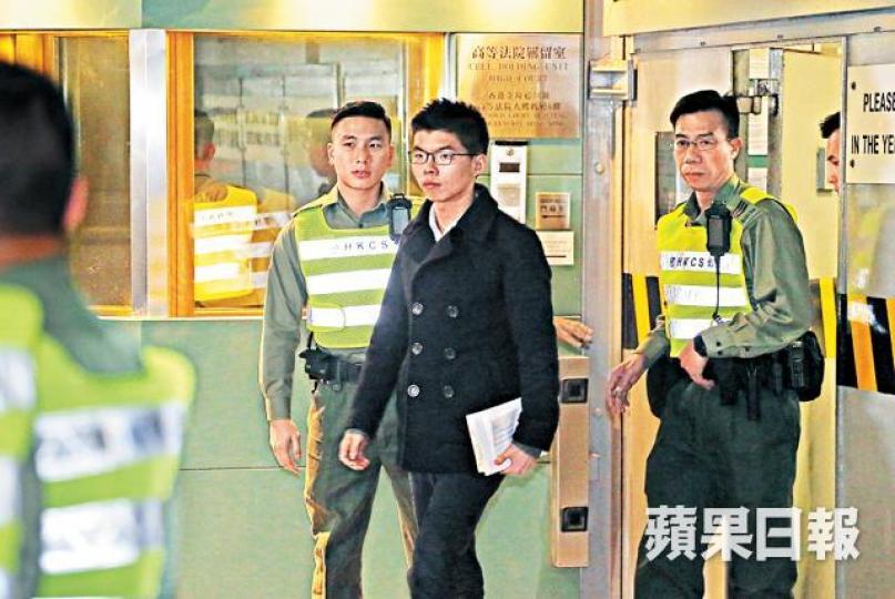 ■黃之鋒昨准以現金1萬元保釋外出。黃耀興攝 ■黃之鋒昨准以現金1萬元保釋外出。黃耀興攝
