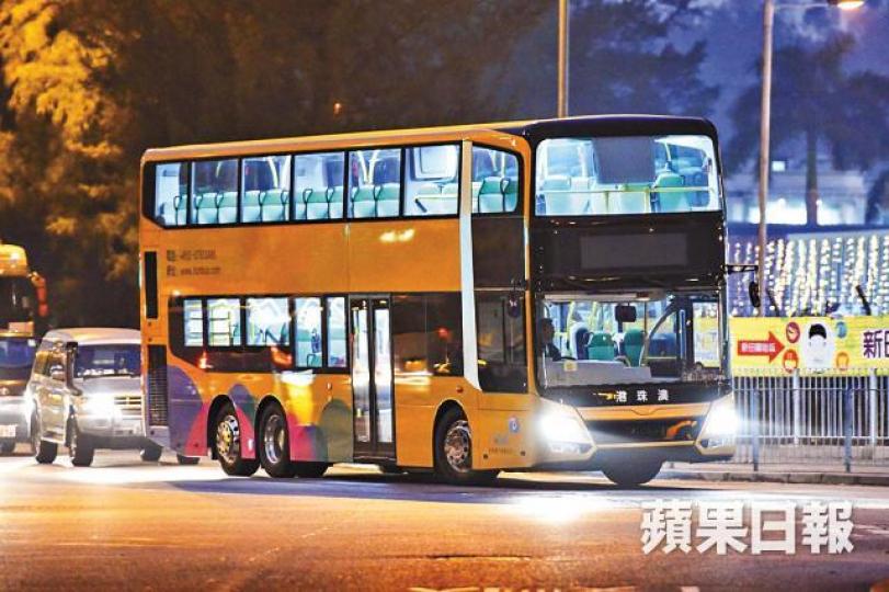 ■港珠澳橋穿梭巴士以右軚行駛,但左右兩邊均設車門。 ■港珠澳橋穿梭巴士以右軚行駛,但左右兩邊均設車門。