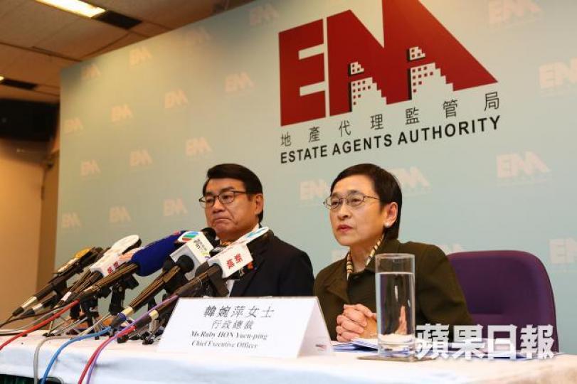 ■地產代理監管局行政總裁韓婉萍(右)及地監局主席梁永祥(左)。王偉洪攝 ■地產代理監管局行政總裁韓婉萍(右)及地監局主席梁永祥(左)。王偉洪攝