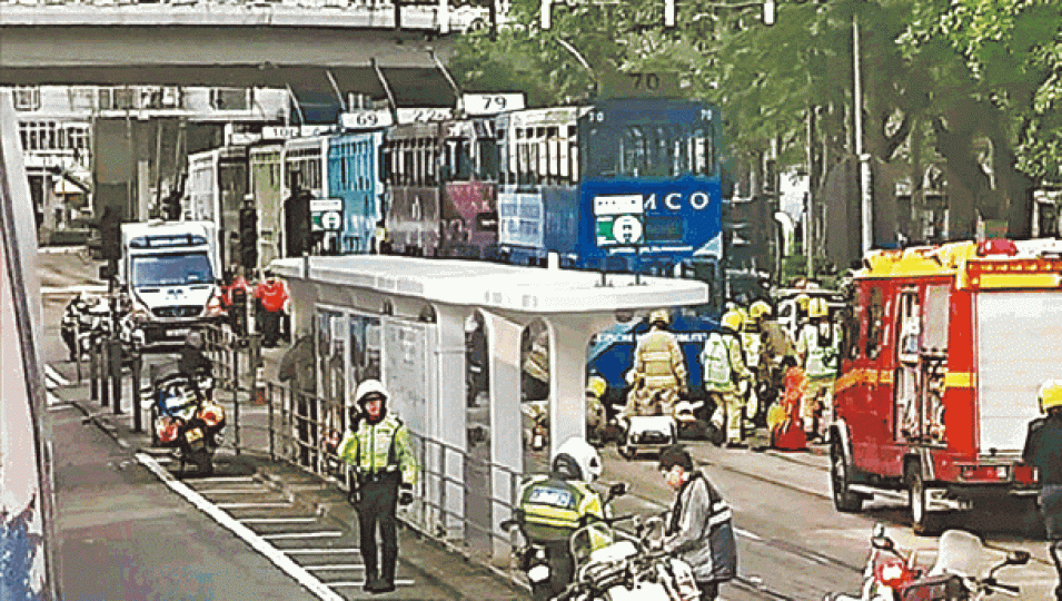 ■消防員設法將被困車底的老婦救出。 ■消防員設法將被困車底的老婦救出。