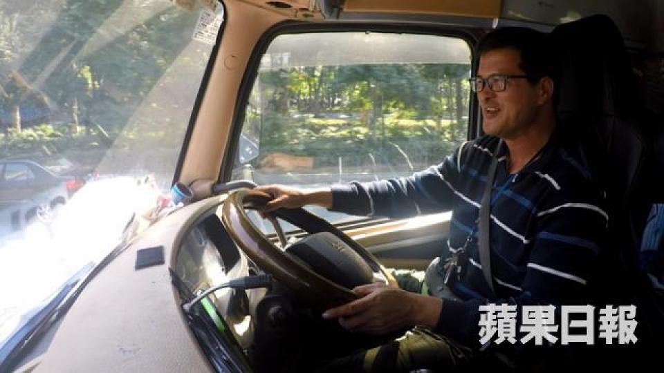 入行二十七年,重型貨櫃車司機陳文送見證中港陸路運輸的興衰。每天工作十六小時,上班時仔女未起床,放工時仔女都睡了,「每月只見到一兩次。」陳師傅說。司機須檢查和清潔貨櫃,並準確計算貨櫃、車體、車頭的淨重量,方便過關。車箱凌亂是技倆,讓公安欠耐性檢查,加快過關速度。 入行二十七年,重型貨櫃車司機陳文送見證中港陸路運輸的興衰。每天工作十六小時,上班時仔女未起床,放工時仔女都睡了,「每月只見到一兩次。」陳師傅說。司機須檢查和清潔貨櫃,並準確計算貨櫃、車體、車頭的淨重量,方便過關。車箱凌亂是技倆,讓公安欠耐性檢查,加快過關速度。