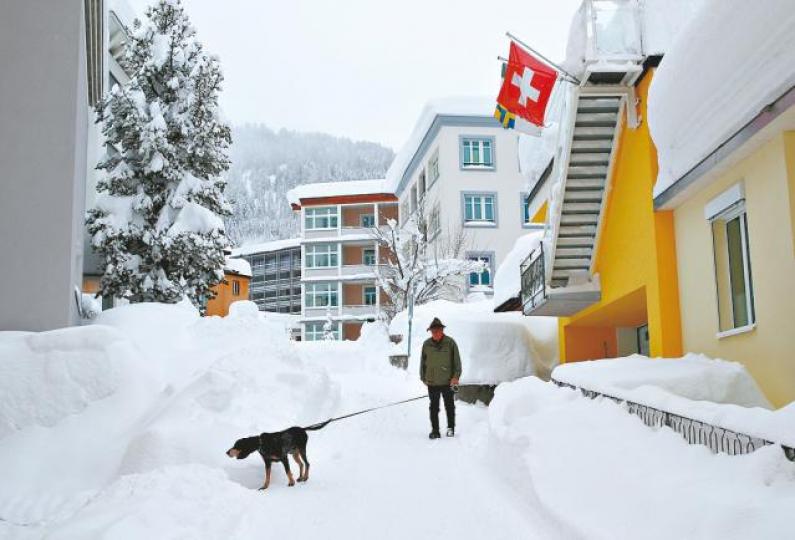 ■達沃斯下着20年一遇的暴雪。路透社