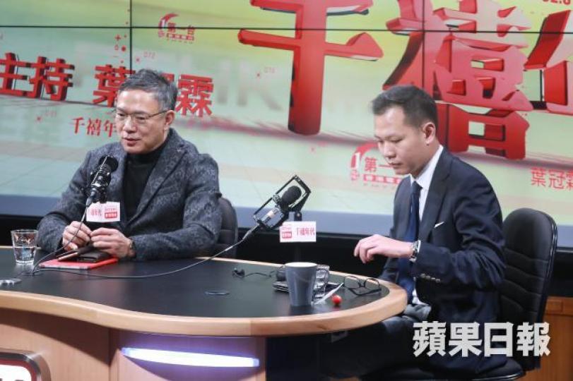 ■謝偉俊(左)昨接受電台訪問時形容建制派議員對鄭若驊處理僭建風波已顯得不耐煩和感到不滿。 ■謝偉俊(左)昨接受電台訪問時形容建制派議員對鄭若驊處理僭建風波已顯得不耐煩和感到不滿。