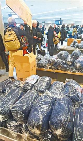 ■大批旅客前晚滯留成田機場，獲安排使用睡袋。