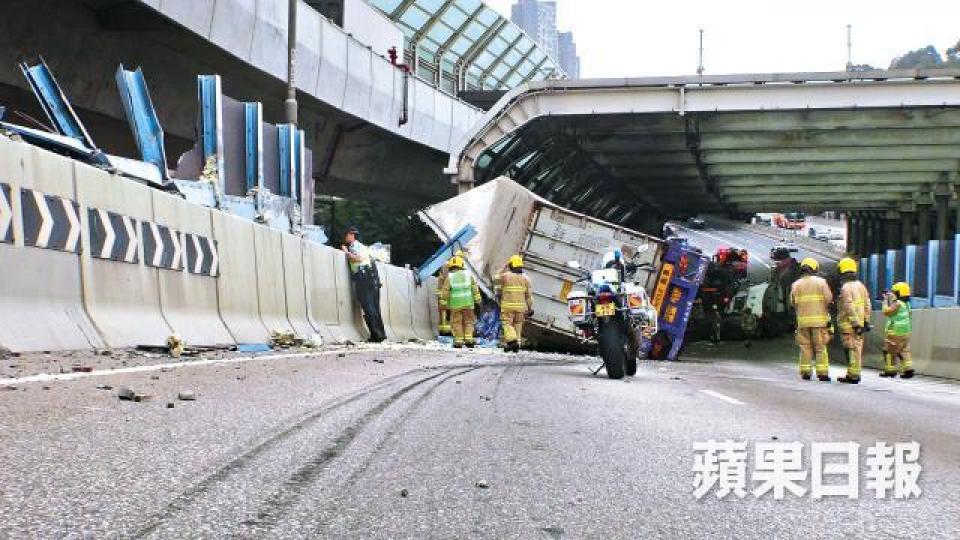 ■肇事貨櫃車橫掃路邊,隔音屏障只剩支架。譚健文攝■隔音屏碎片飛落橋底,擊中多輛汽車玻璃。■司機在車內等候救援。小心駕駛群組fb圖片 ■肇事貨櫃車橫掃路邊,隔音屏障只剩支架。譚健文攝■隔音屏碎片飛落橋底,擊中多輛汽車玻璃。■司機在車內等候救援。小心駕駛群組fb圖片