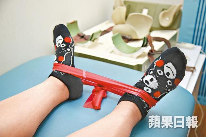■患者可練股內旋肌,將練力帶套上腳,腳尖向外轉,維持約5秒,做15至30下。 ■患者可練股內旋肌,將練力帶套上腳,腳尖向外轉,維持約5秒,做15至30下。