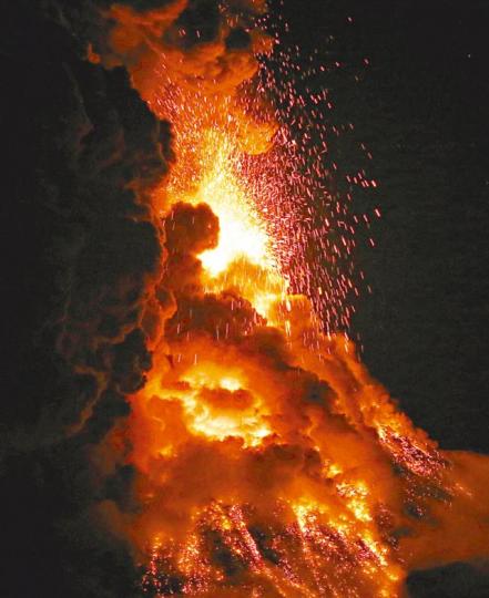 ■馬榮火山連續兩日爆發，火山口噴出熔岩。