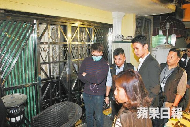 ■養殖場負責人(戴口罩者)被押返港威豪園村屋調查。黃學潤攝■位於元朗錦上路蓮花地的地下養殖場佔地約5,000呎。■娃娃魚(左圖)及黑池龜嚴禁出入口及買賣。資料圖片 ■養殖場負責人(戴口罩者)被押返港威豪園村屋調查。黃學潤攝■位於元朗錦上路蓮花地的地下養殖場佔地約5,000呎。■娃娃魚(左圖)及黑池龜嚴禁出入口及買賣。資料圖片
