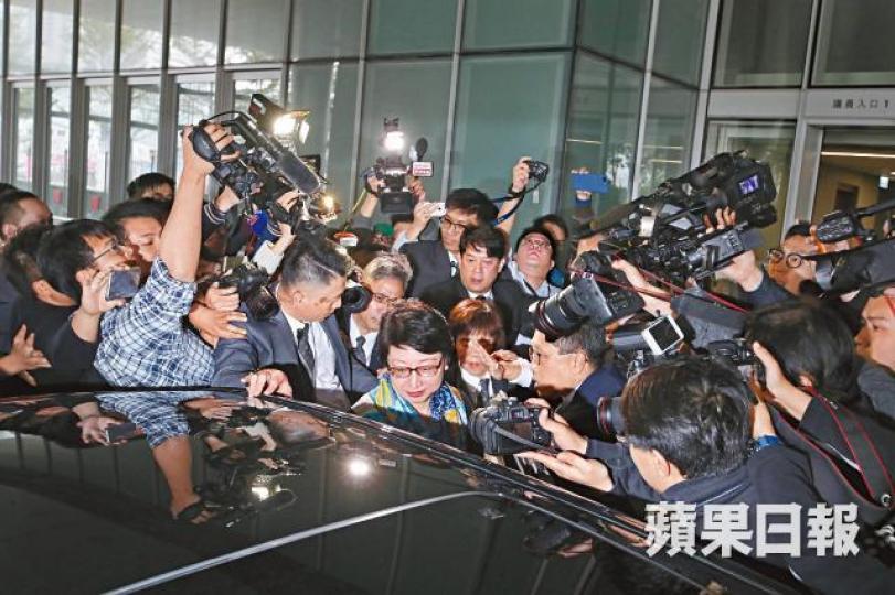 ■「大忙人」鄭若驊昨接受議員質詢後，由大批保安護送登車離開立法會。何柏佳攝
