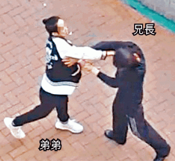■弟弟取出鉸剪襲擊兄長頭部。■兄長被鉸剪插至滿面血後,有人繼續揮拳毆打。讀者提供圖片 ■弟弟取出鉸剪襲擊兄長頭部。■兄長被鉸剪插至滿面血後,有人繼續揮拳毆打。讀者提供圖片
